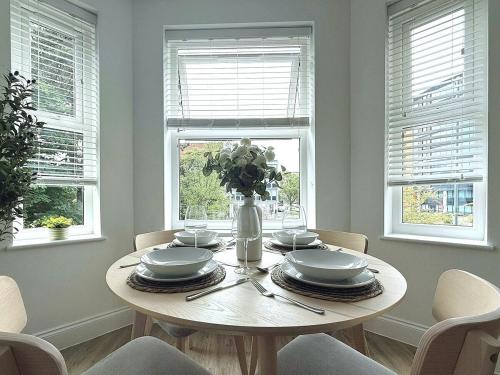 Φωτογραφία από το άλμπουμ του Abstract Escape! Stylish Apartment, Free Parking, 5 Minutes from Beach στο Μπόρνμουθ