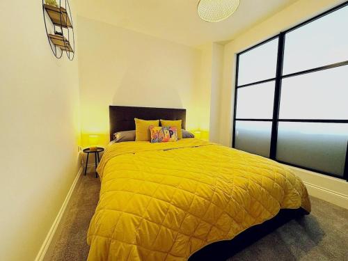 Ένα ή περισσότερα κρεβάτια σε δωμάτιο στο Abstract Escape! Stylish Apartment, Free Parking, 5 Minutes from Beach