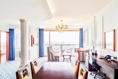 TV a/nebo společenská místnost v ubytování GoldOne Hotel & Suites