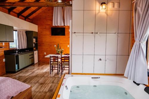 Un baño con bañera en una habitación. en Chico Cabanas, en Lajeado Grande