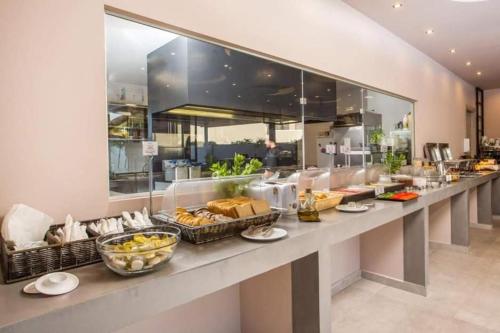 een buffet lijn met veel gerechten erop bij Anika Studios Faliraki in Faliraki