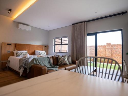 En eller flere senge i et værelse på The Circle Luxury Self Catering Studios