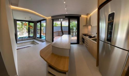 una cocina con refrigerador y encimera en Villa Aragua, en Canto Grande