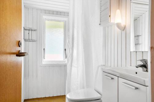 une salle de bain avec toilettes, lavabo et fenêtre dans l'établissement 891-Snedsted-Grahavrevej-21, à Snedsted