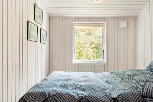 une chambre avec un lit et une fenêtre dans l'établissement 891-Snedsted-Grahavrevej-21, à Snedsted