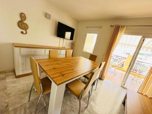 Dinastia Los Cristianos في أرونا: غرفة طعام مع طاولة وكراسي خشبية