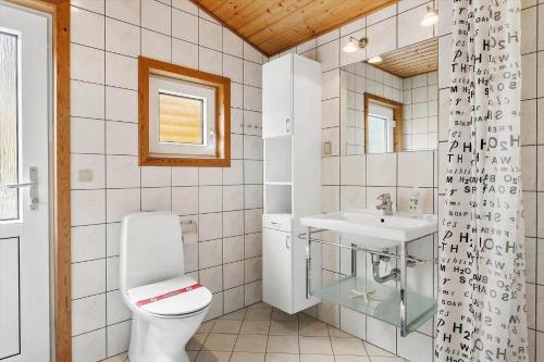 un bagno con un water e un lavandino di 560-Thisted-Klitrosevej-60 a Thisted