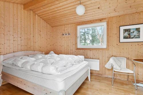 una camera da letto con un letto, un tavolo e una finestra di 560-Thisted-Klitrosevej-60 a Thisted