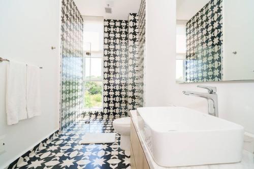 Et badeværelse på Beautiful 5BR Villa-Barú Private Pool-Beach club