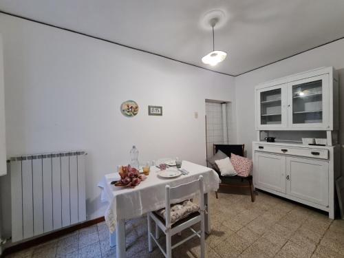 a dining room with a table and a kitchen at Casa alta in Allerona