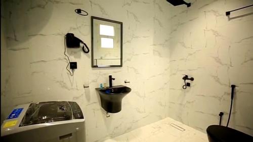 Ένα μπάνιο στο غرفه وصاله Vip فاخر بجانب البوليفارد حي حطين