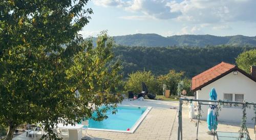 Общий вид на горы или вид на горы из дома для отпуска