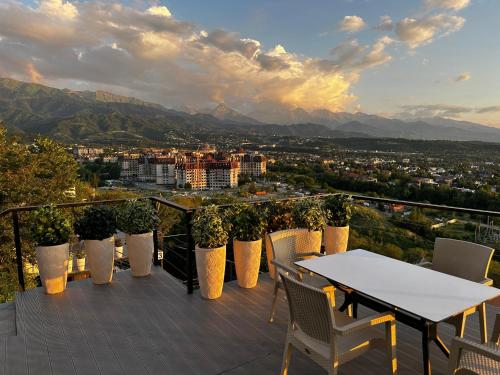 En generel udsigt til bjerge eller udsigt til bjerge taget fra feriehuset