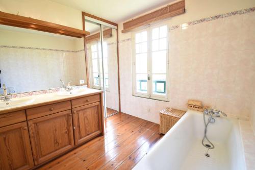 Ένα μπάνιο στο Hossegor Charmante villa avec piscine, jardin et dépendance pour 15 personnes.