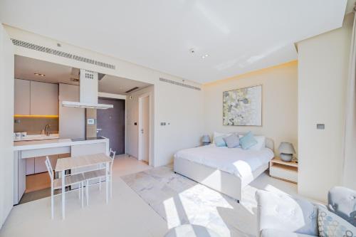 Modern Studio with Skyline Views in Dubai Marina