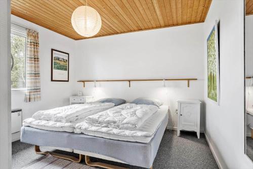 Un dormitorio con una cama grande con techo de madera. en 912-Thisted-Astien-17, en Torsted