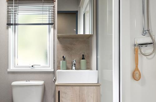 Ένα μπάνιο στο Heather View Essential Clover Caravan 3