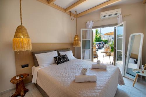 ein Schlafzimmer mit einem Bett, auf dem zwei Handtücher liegen in der Unterkunft Arokaria Studios in Gaios