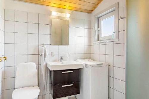 un bagno bianco con lavandino e specchio di 232-Thisted-Klitrosevej-64 a Thisted