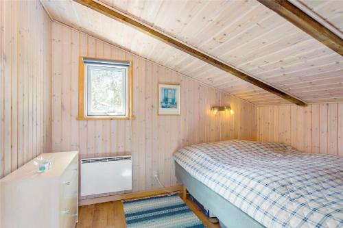 una piccola camera da letto con un letto in mansarda di 232-Thisted-Klitrosevej-64 a Thisted