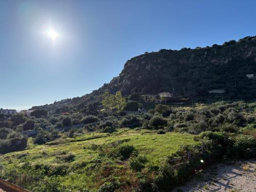 a view of a mountain with the sun in the sky at La Casa di Zefiro in Santa Flavia