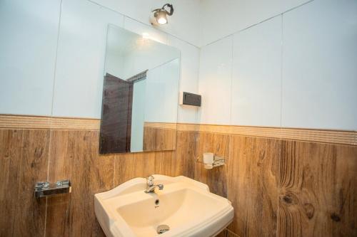 een badkamer met een wastafel en een spiegel bij jenul villa in Ahangama