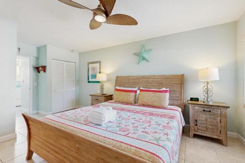 une chambre avec un lit et deux tables de nuit dans l'établissement Coral Cove, à Marathon