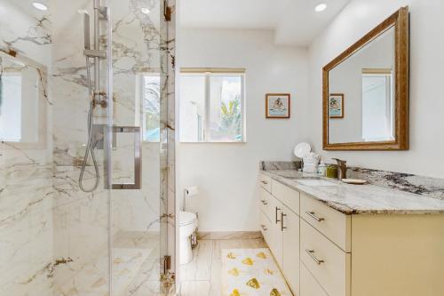 une salle de bains avec douche et toilettes dans l'établissement Coral Cove, à Marathon