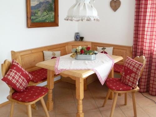 a small dining room with a table and chairs at Bayerisch Wohnen in Seebruck