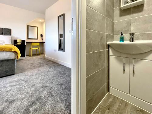 Ένα ή περισσότερα κρεβάτια σε δωμάτιο στο Plymouth Station Rooms Serviced Accomodation
