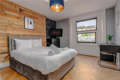 a bedroom with a bed and a desk and a television at City View Flat, Quiet Bedroom, Work Ready Desk in Bristol