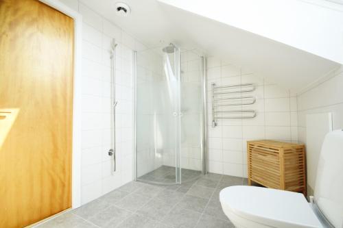 Ванная комната в Spacious house near the sea in Skärhamn SE09149