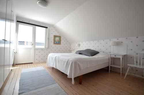 Кровать или кровати в номере Spacious house near the sea in Skärhamn SE09149