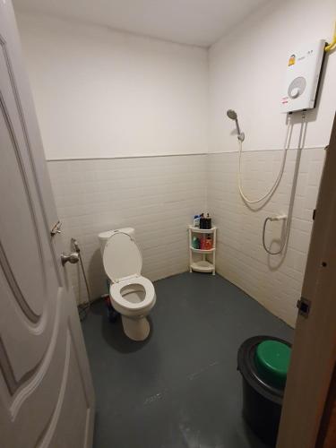 Alisa Villa, Ubon Cottage في Ban Pla Duk: حمام صغير مع مرحاض ودش