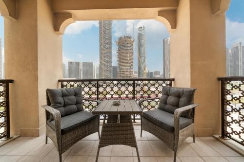 5 Minutes Dubai Mall - Burj Khalifa - View pools