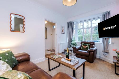 TV/trung tâm giải trí tại Spacious 3 Bed Home in Great Location by 53 Degrees Property - Ideal for Business with Parking