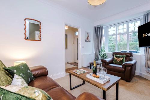 Khu vực ghế ngồi tại Spacious 3 Bed Home in Great Location by 53 Degrees Property - Ideal for Business with Parking