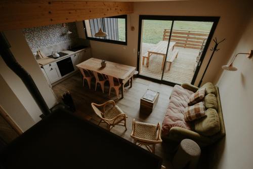 un soggiorno con un divano e un tavolo di Aux Choses Simples 