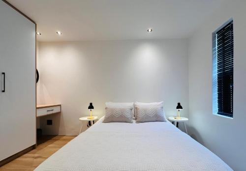 Кровать или кровати в номере Modern Scandinavian Luxury Apartment