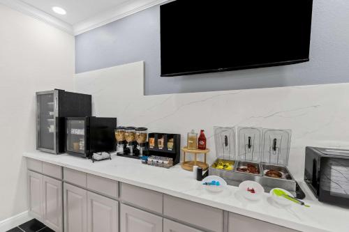 Sonesta Essential Beaumont في بومونت: مطبخ مع كونتر مع aasteryasteryasteryasteryasteryasteryasteryasteryasteryasteryasteryastry