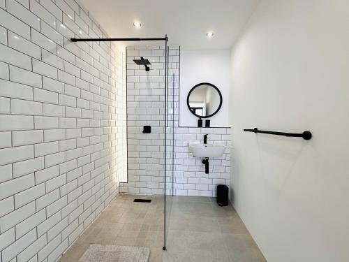 Ванная комната в Modern Scandinavian Luxury Apartment