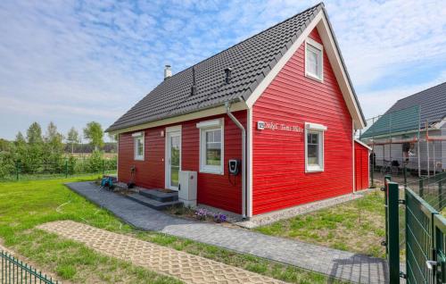 una casa rossa con tetto nero di Onkel Toms Hütte a Wandlitz