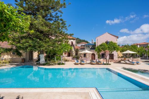 Bazén v ubytování Spilia Village Hotel & Villas nebo v jeho okolí