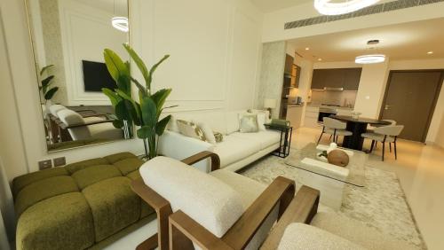 Elegant Seaside Luxury 1BR in Beachfront, Grand BLeu Tower, Pool & Gym