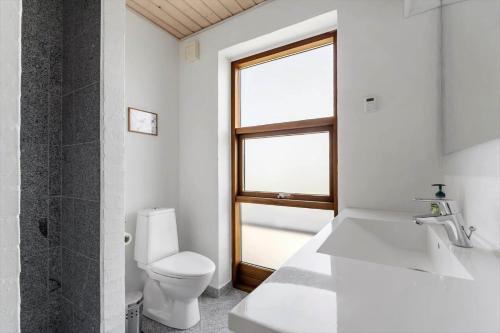 Koupelna v ubytování 890-Snedsted-Niels-Juels-Vej-41