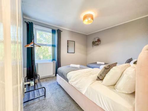 a bedroom with a large white bed and a window at Charming 3BR in Oxford Centre in Oxford