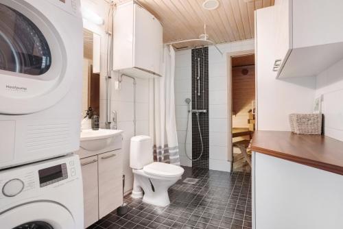 罗瓦涅米Santalux Apartment 2 By Lapland Host的一间带卫生间、洗衣机和烘干机的浴室