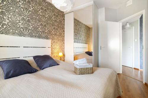 罗瓦涅米Santalux Apartment 2 By Lapland Host的卧室里有一张带大镜子的床