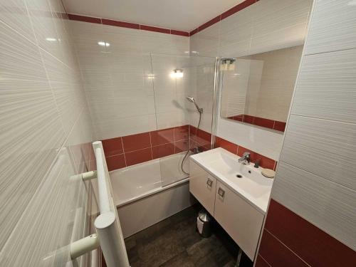 een badkamer met een bad, een wastafel en een douche bij Appartement rénové et tout confort · Au cœur de la station · Animaux admis - FR-1-181-906 in Plagne Bellecote
