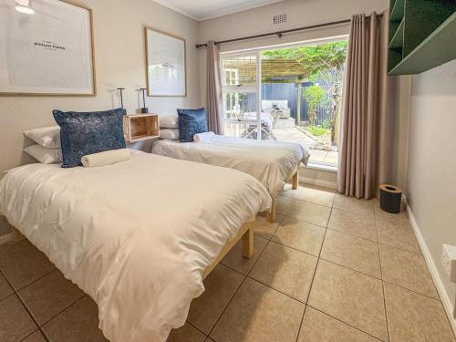 En eller flere senge i et værelse på Spacious Holiday house with swimming pool